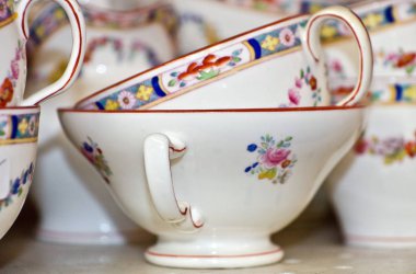 Long Beach Yarımadası'nda bir Antikacı dükkanından raflarda güzel Şile