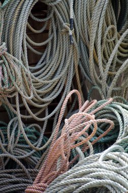 Renkli ipler ve Long beach, Washington antika mağazasında kablolar yığını