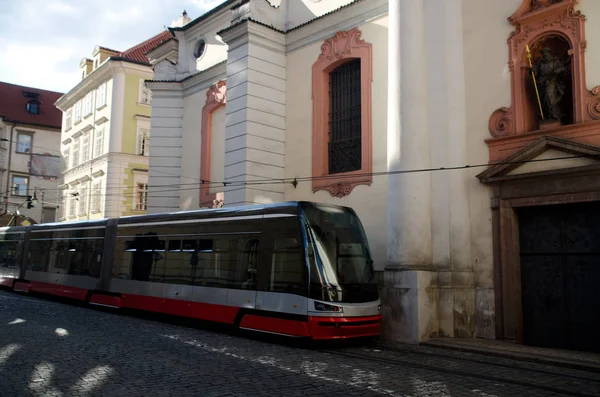 Lesser Town, Prague St Thomas Church yakınındaki tramvay