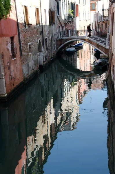 Puente Panorámico Sobre Pequeño Canal Barrio Residencial Venecia —  Fotos de Stock