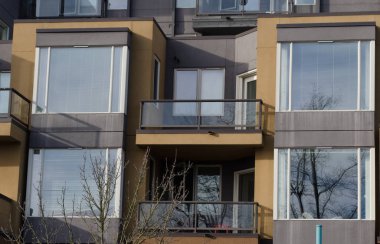 Pencere ve balkon apartmanın k orta yolda
