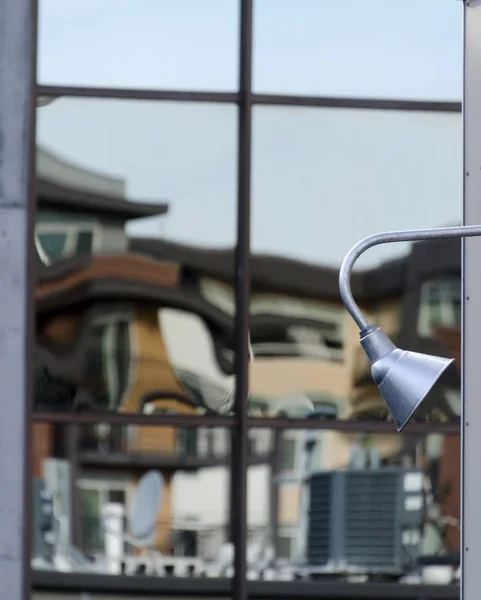 Reflexões de cidade em uma janela de edifício de apartamento no lago Stree — Fotografia de Stock