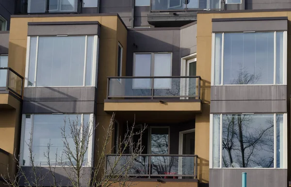 Ventanas y balcones del edificio de apartamentos en Central Way en K — Foto de Stock