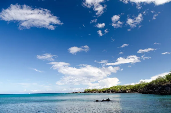 Underbara moln reflekterande i vatten Waialea Beach — Stockfoto