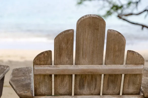 Sedie da spiaggia in legno sulla spiaggia di Waialea — Foto Stock