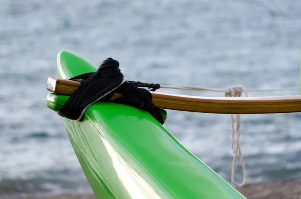 Opplysninger om en kano på Anaehoomalu Beach – stockfoto