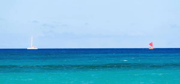 Wailalea Körfezi ve Hapun arasındaki sularda kırmızı ve beyaz yelkenliler — Stok fotoğraf