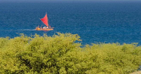Barca a vela rossa nelle acque tra Wailalea Bay e Hapuna — Foto Stock