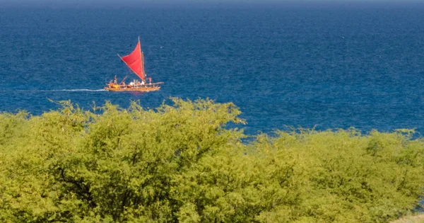 Veleiro vermelho nas águas entre Wailalea Bay e Hapuna — Fotografia de Stock