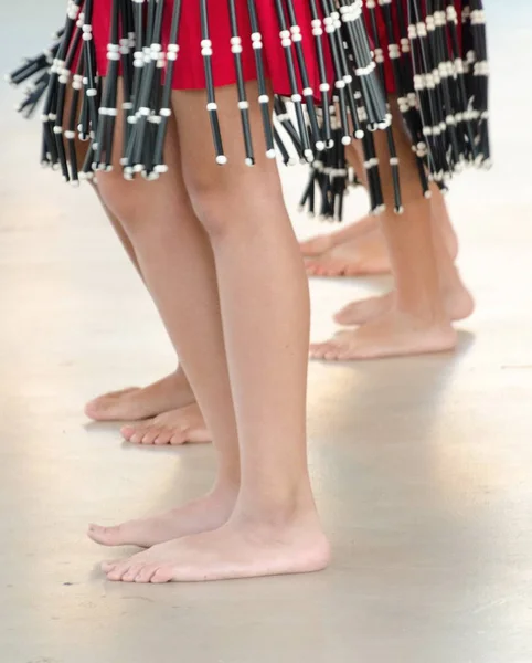 Legs of hula dancers performing in Waikoloa — Stock Photo, Image