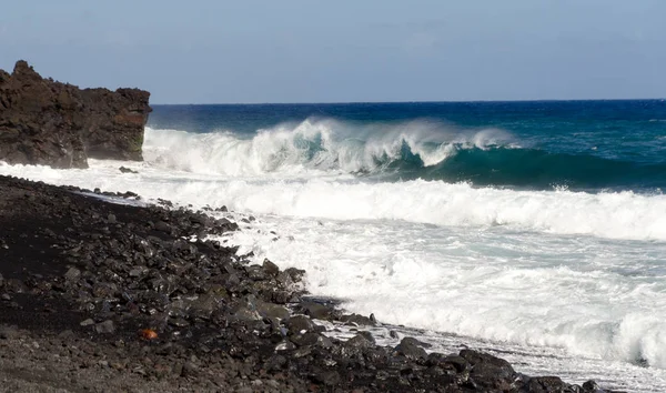 Durva surf szélén a fekete homok Pohoiki strand — Stock Fotó