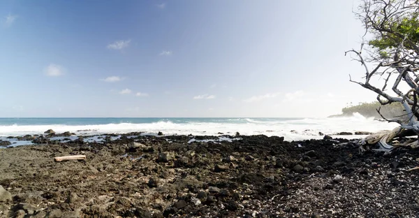 Areias negras e rochas na praia de Pohoiki — Fotografia de Stock