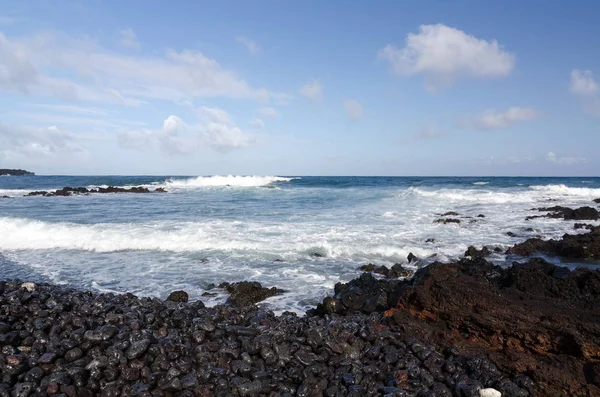 Ruige branding aan de rand van het zwarte zand van Pohoiki Beach — Stockfoto