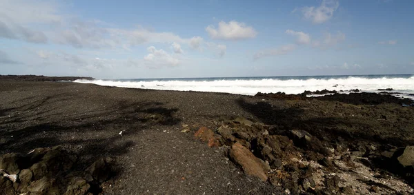 Svart sand och klippor på Pohoiki Beach — Stockfoto