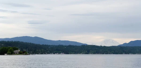 Tranquillo tramonto sul lago Sammamish con Rainier sullo sfondo — Foto Stock