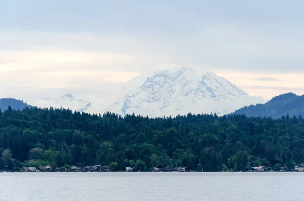 Coucher de soleil calme sur le lac Sammamish avec Rainier en arrière-plan — Photo