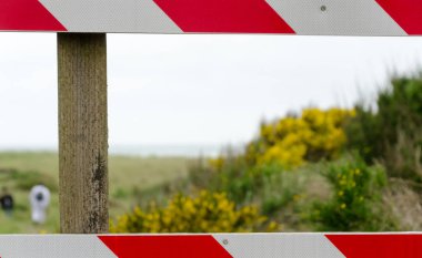 Westport plajı yakınındaki yol bariyeri