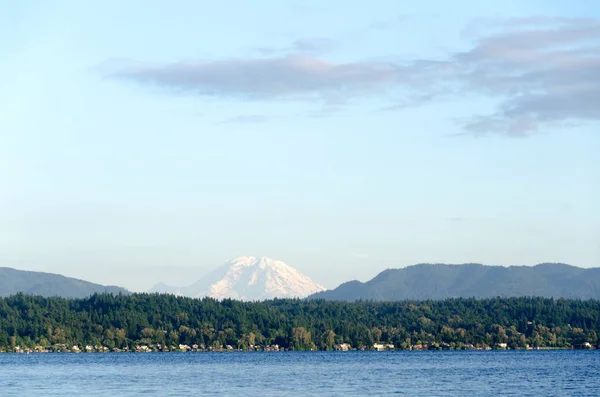 Lugn solnedgång på Sammamish sjö med Rainier i bakgrunden — Stockfoto