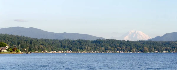 Atardecer tranquilo en el lago Sammamish con Rainier en el fondo — Foto de Stock