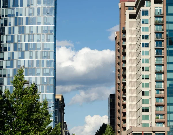 Nubes atrapadas entre rascacielos en el centro de Bellevue — Foto de Stock