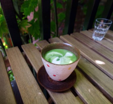 Matcha çayı ile seramik bir fincan yakın çekim