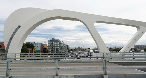 Pont de rue Johnson encadrant une nouvelle construction à Victoria — Photo