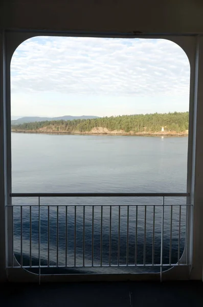 Viajando em popa de ferry em direção ao terminal de Tsawwassen — Fotografia de Stock