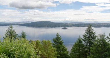 Saanich Girişi'nin panoramik manzarası