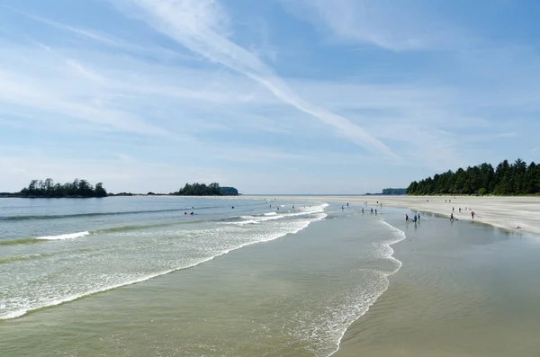 Pěší turistika na pláži v zátoce Schoonrs, Tofino — Stock fotografie