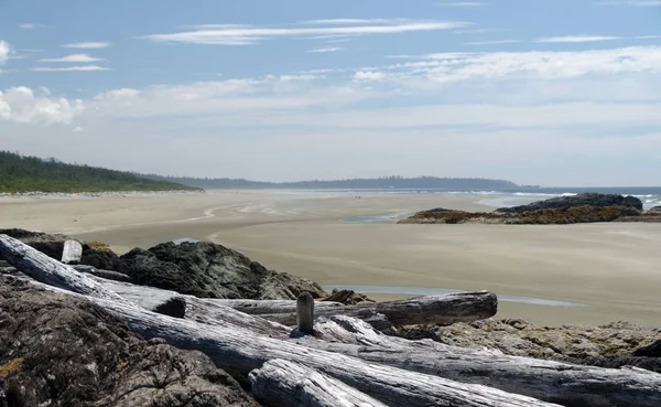 Ebbe in der Nähe von Felsen am Südende des langen Strandes in Tofino — Stockfoto