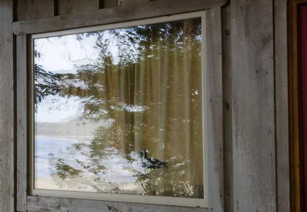Riflessioni di Chesterman Beach nelle finestre di una cabina — Foto Stock