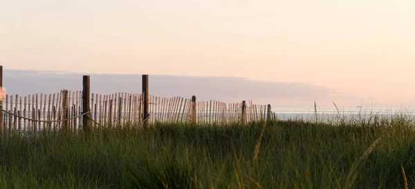 Ogrodzenie z ochroną wydmy w Westport Beach w pobliżu West Ocean Avenue — Zdjęcie stockowe