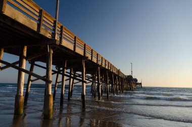 Newport Beach iskelesinde gün batımı