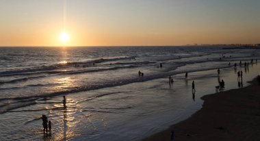 Newport İskelesi'nde gün batımını izleyen sahilciler
