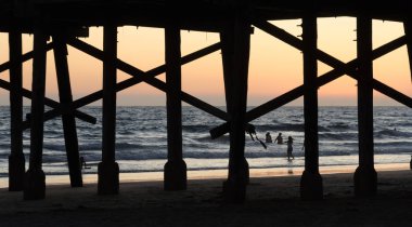 Newport Beach iskelesinde gün batımı
