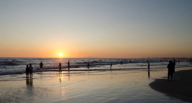 Newport İskelesi'nde gün batımını izleyen sahilciler