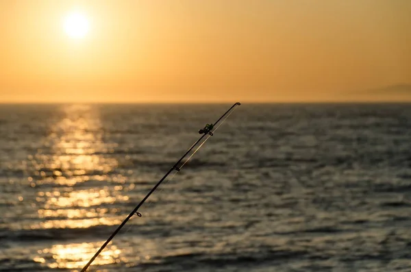 Balades de pêche pointant au coucher du soleil sur le quai de Newport Beach — Photo