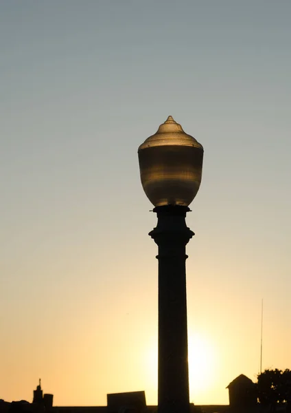 Lampu jalan saat matahari terbenam di dekat dermaga Newport Beach — Stok Foto