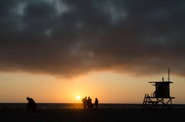 Beach rescue station near Newport Beach Pier highlighted by suns — Stock Photo, Image