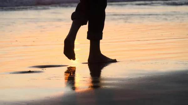 Feet of a beachgoer on sunset at Newport Pier beach — Stock Photo, Image