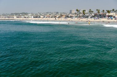 Newport İskelesi yakınlarındaki Newport plajında kıyı şeridi panoraması