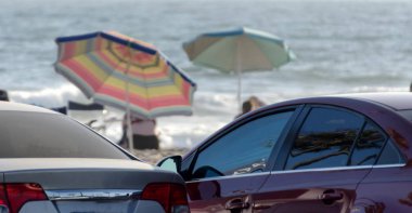 Newport Beach park yerinde ki otoparkın arkasındaki plaj şemsiyeleri