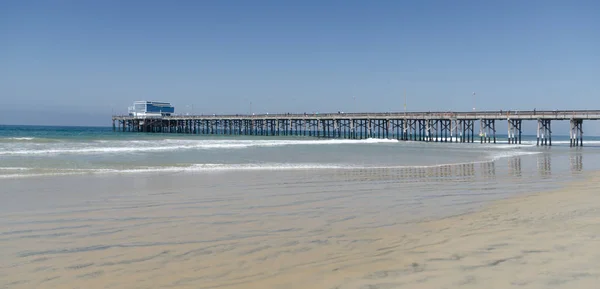 Surfe preguiçoso comeu Newport Beach com Pier na linha do horizonte — Fotografia de Stock