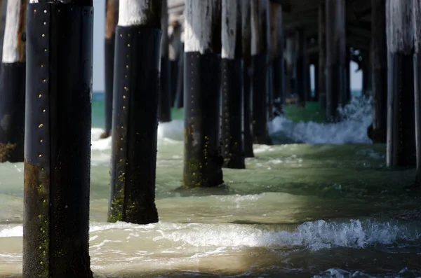 Newport Beach İskelesi altında direkleri uzun satır — Stok fotoğraf