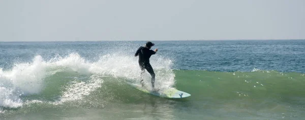Um surfista monta uma grande onda em Newport Beach, na Califórnia — Fotografia de Stock