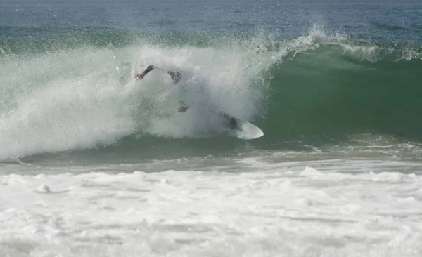 Un surfista cae en una gran ola en Newport Beach en California — Foto de Stock