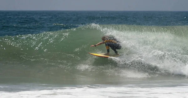 Un surfista cavalca una grande onda a Newport Beach in California — Foto Stock