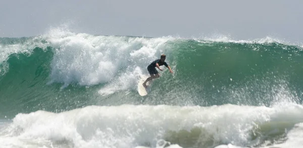 Ein Surfer reitet eine große Welle am Newport Beach in Kalifornien — Stockfoto