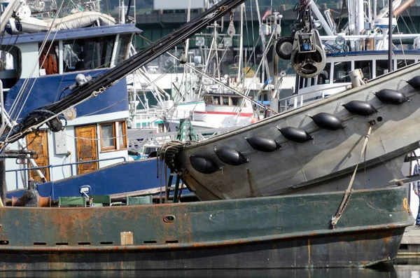 Chalutier assaisonné au terminal des pêcheurs de Ballard — Photo