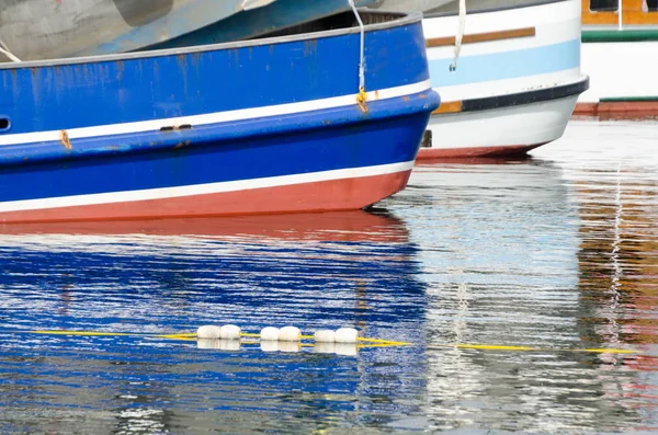 Fargerike båter på Fiskerminalen i Ballard – stockfoto